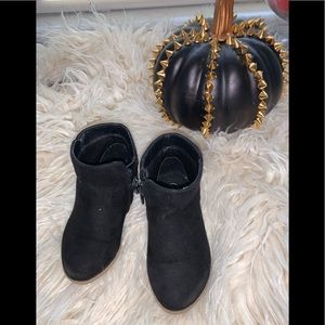 Size 6 toddler Cat & Jack booties